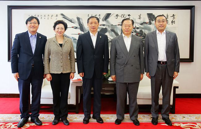 集團(tuán)領(lǐng)導(dǎo)與國(guó)家旅游局局長(zhǎng)李金早一行舉行會(huì)談（圖）