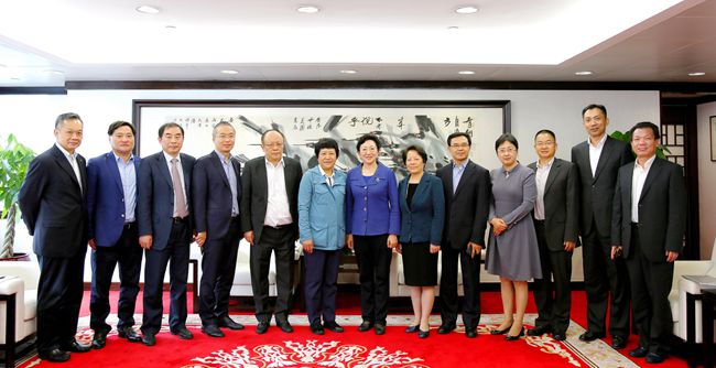 集團(tuán)總經(jīng)理姜巖會(huì)見上海市青浦區(qū)區(qū)委書記趙惠琴一行（圖）