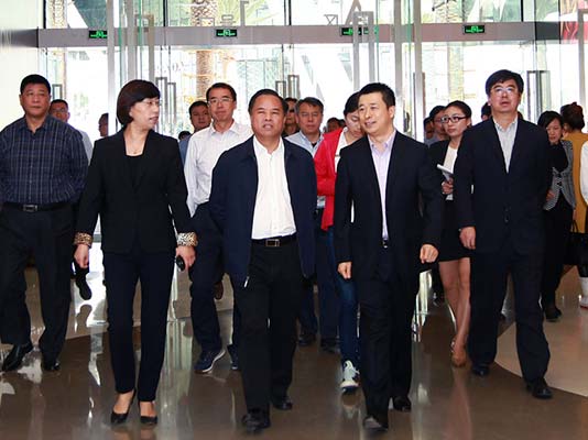 海南省委副書記、省長(zhǎng)劉賜貴蒞臨海棠灣免稅購物中心考察
