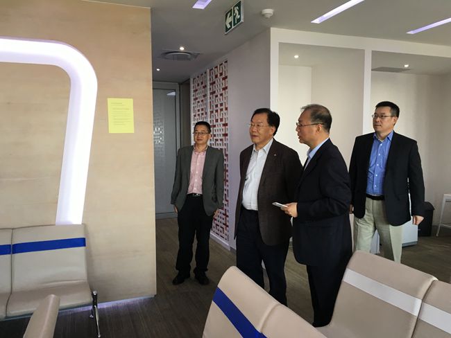 張學(xué)武董事長(zhǎng)視察集團(tuán)南非簽證中心（圖）