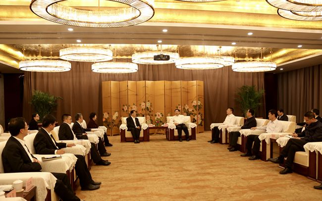 集團領(lǐng)導(dǎo)與陝西省政府胡和平省長舉行會談（圖）