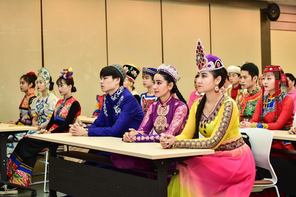 集團(tuán)各級(jí)企業(yè)積極組織員工觀看“兩會(huì)”（圖）