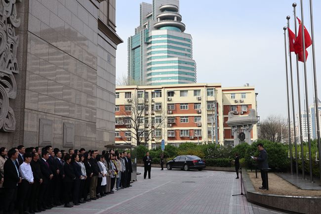 集團(tuán)上下以多種方式慶?！腹救铡梗▓D）