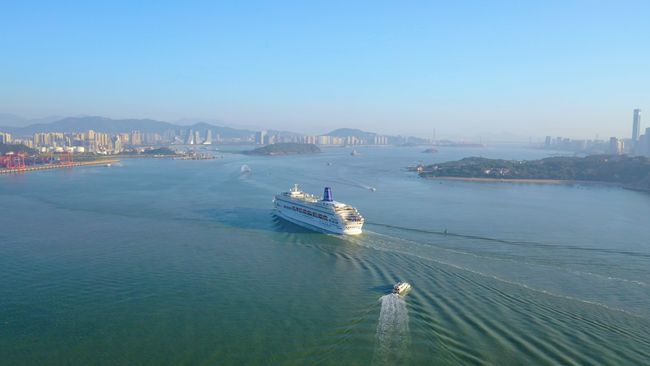 中國首艘自主運(yùn)營(yíng)的國資豪華郵輪「鼓浪嶼」號(hào)抵達(dá)廈門港（圖）