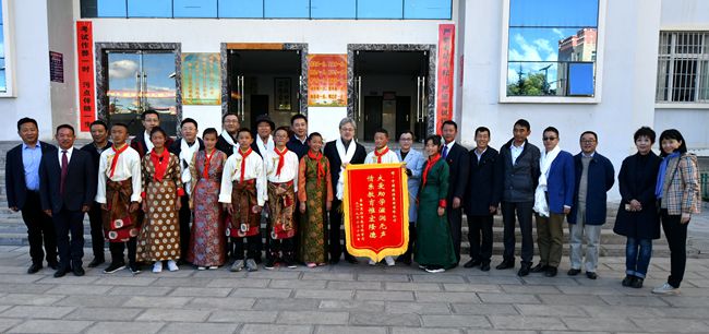國家扶貧日集團(tuán)萬敏董事長(zhǎng)一行赴雲(yún)南省迪慶州開展脫貧攻堅(jiān)工作調(diào)研（圖）